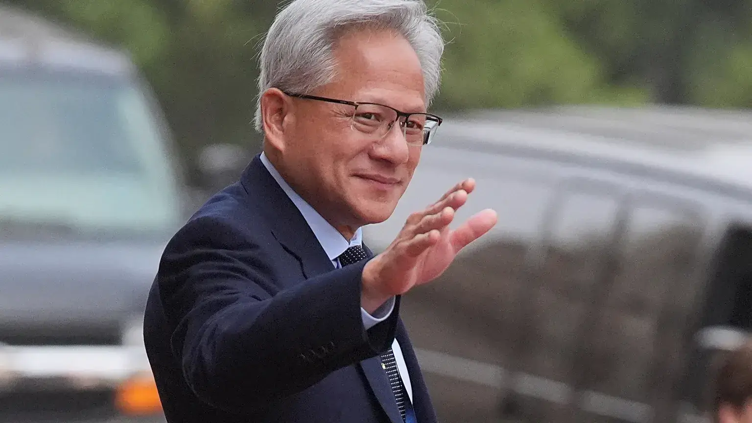 El consejero delegado de Nvidia, Jensen Huang, se va tras una ceremonia con los presidentes Donald Trump y Xi Jinping en el G