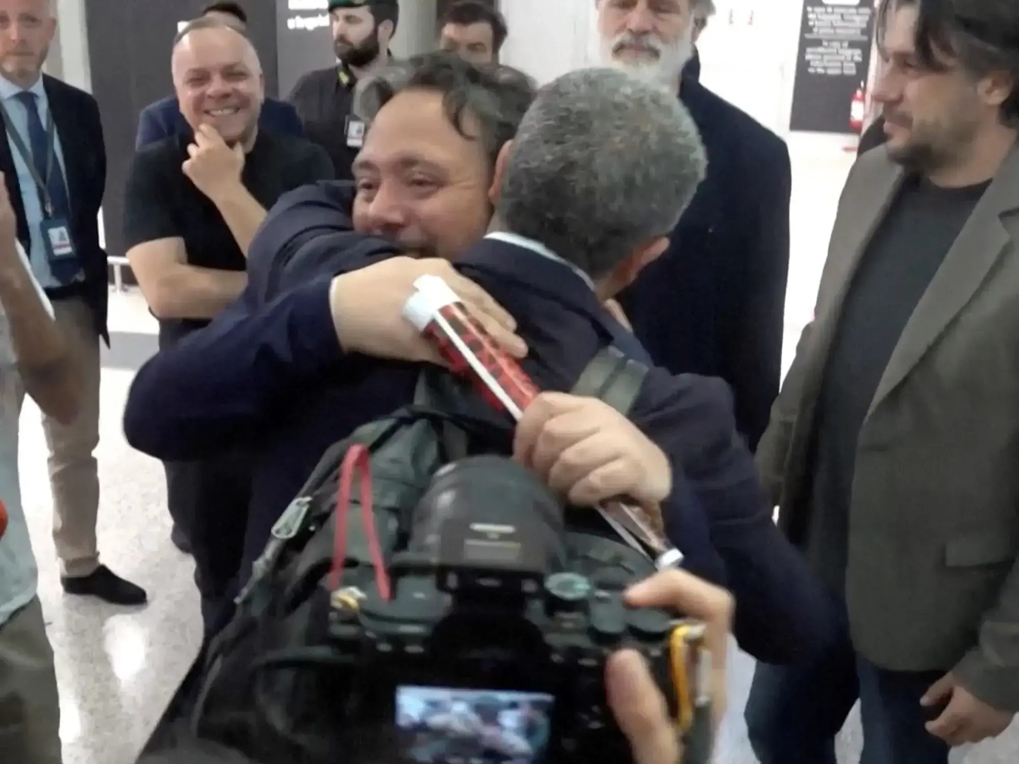 El diputado italiano Dario Carotenuto a su arribo en Roma tras ser deportado por Israel.