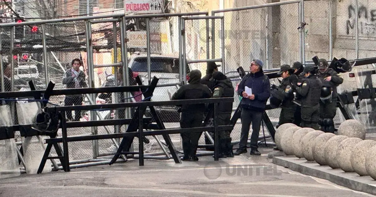 Así se encuentran las calles de acceso a la Plaza Murillo