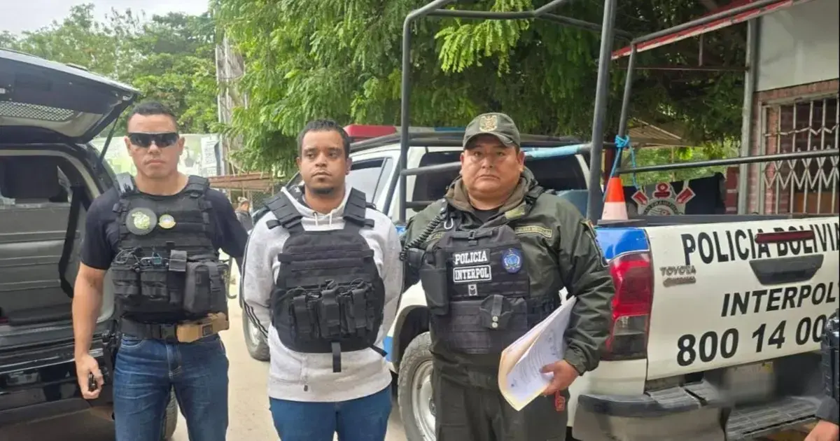 El brasileño (centro) cumplió una condena en Bolivia y fue entregado a Brasil.
