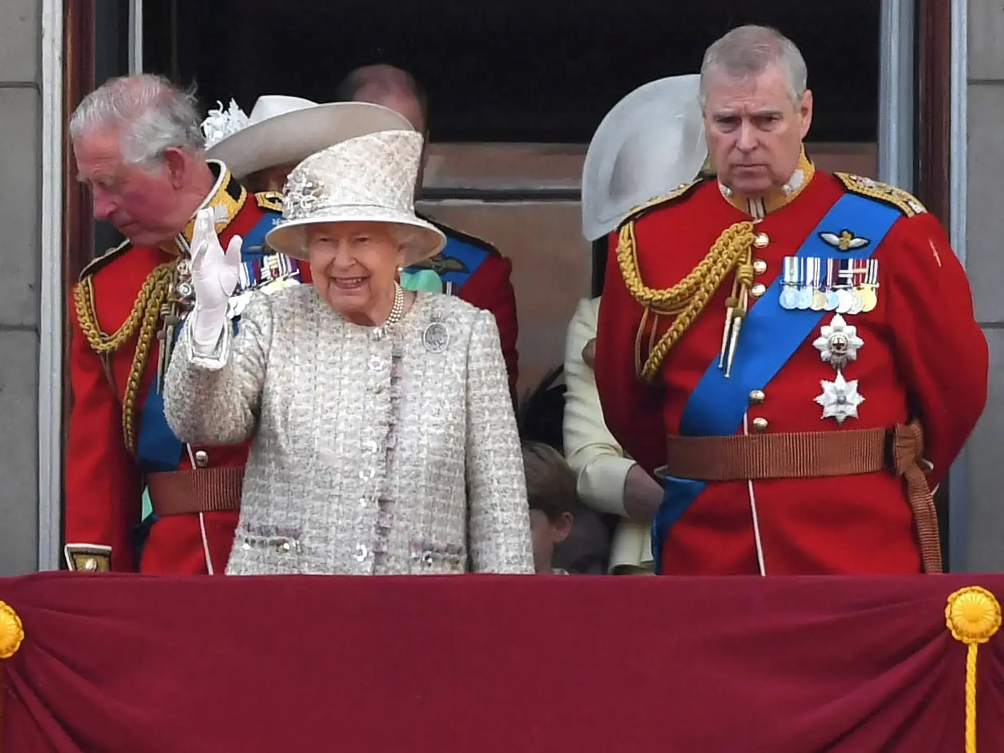 La reina Isabel II y su hijo Andrés, en Londres, 2004.