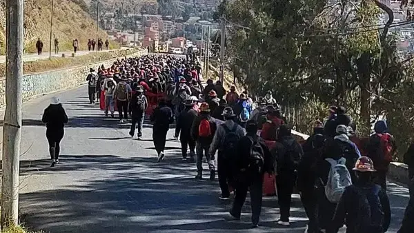 La movilización partió desde la Ceja de El Alto y se dirige al centro de La Paz.