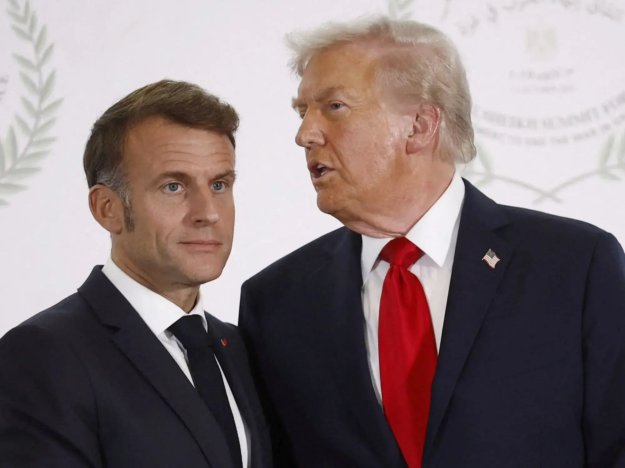 Donald Trump y Emmanuel Macron posan en una cumbre en Egipto.