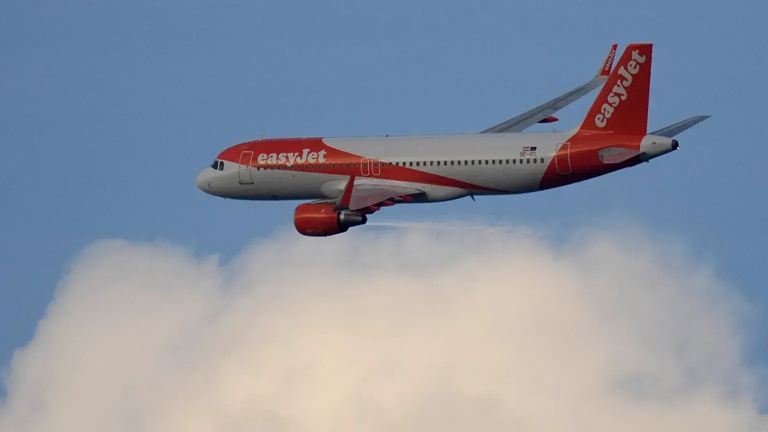 Foto de archivo, un Airbus A320 de easyJet despega de Lisboa a primera hora de la mañana del jueves 16 de junio de 2022.