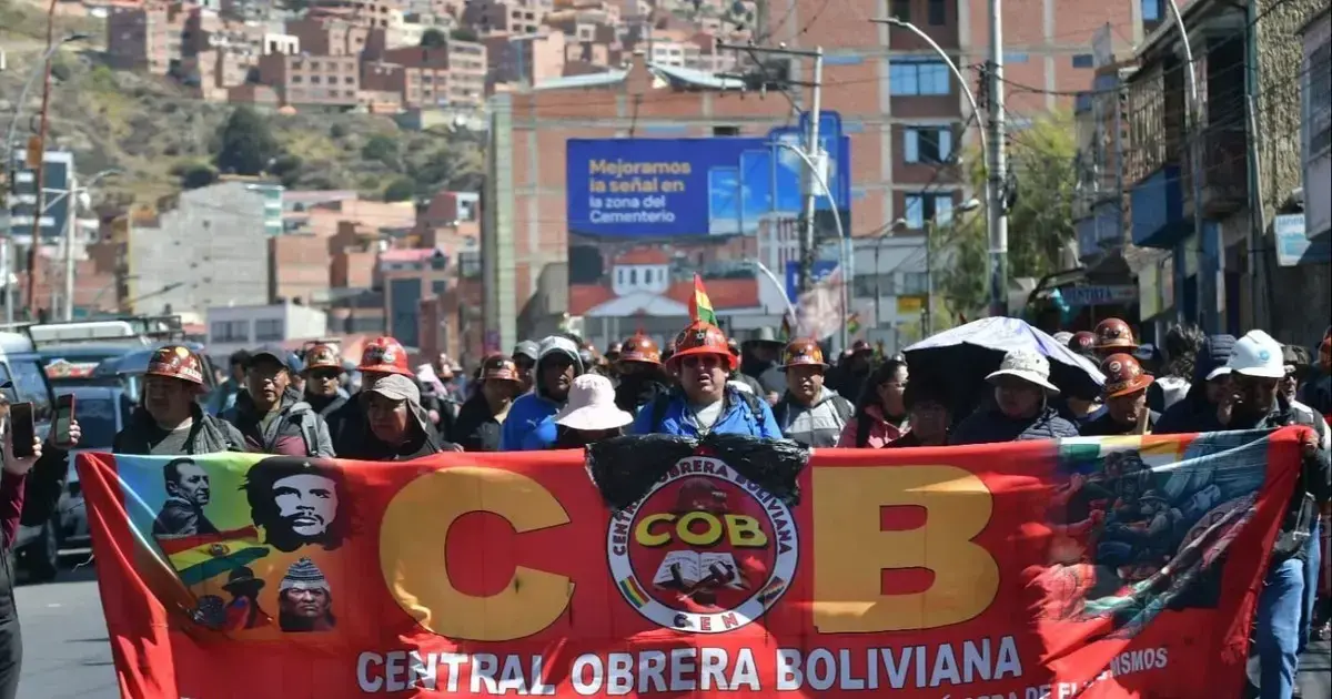 Marcha de la Central Obrera Boliviana, ingresa a la ciudad, exigiendo la renuncia del presidente del Estado Rodrigo Paz.