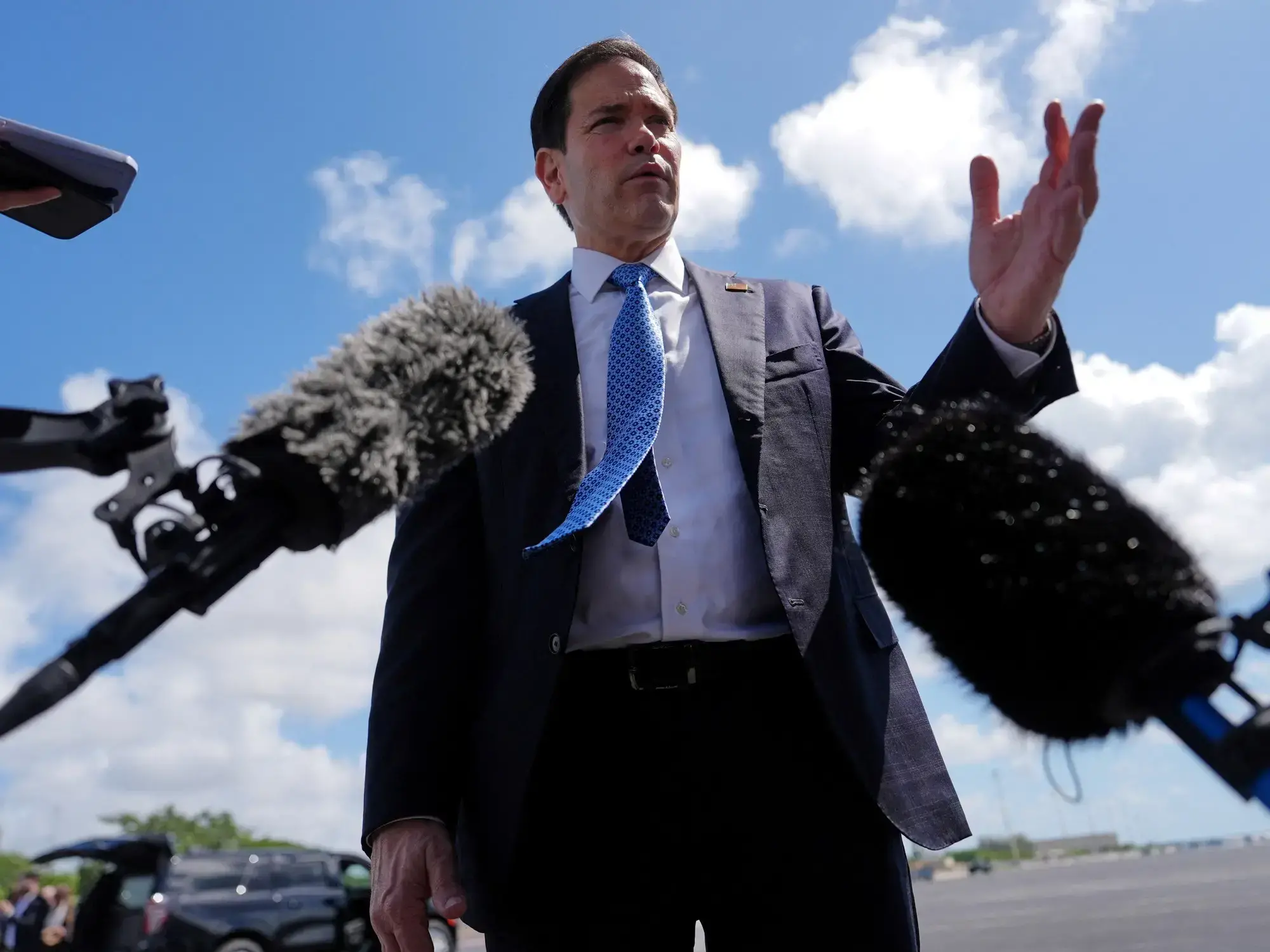 Marco Rubio habla con los medios en una base aérea en EE.UU. durante un viaje a Suecia.