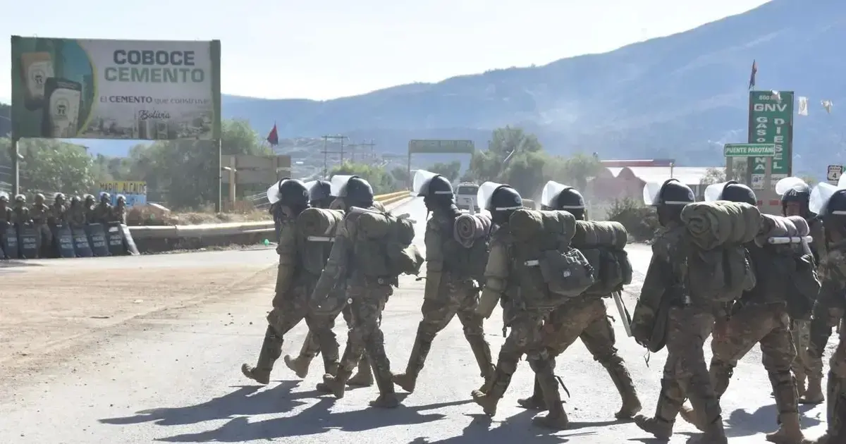 Efectivos militares y de la Policía lograron desbloquear un punto en la ruta a Cochabamba.