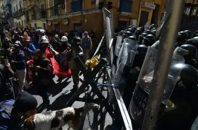 La marcha de la COB en el centro de la ciudad de La Paz. Foto: APG
