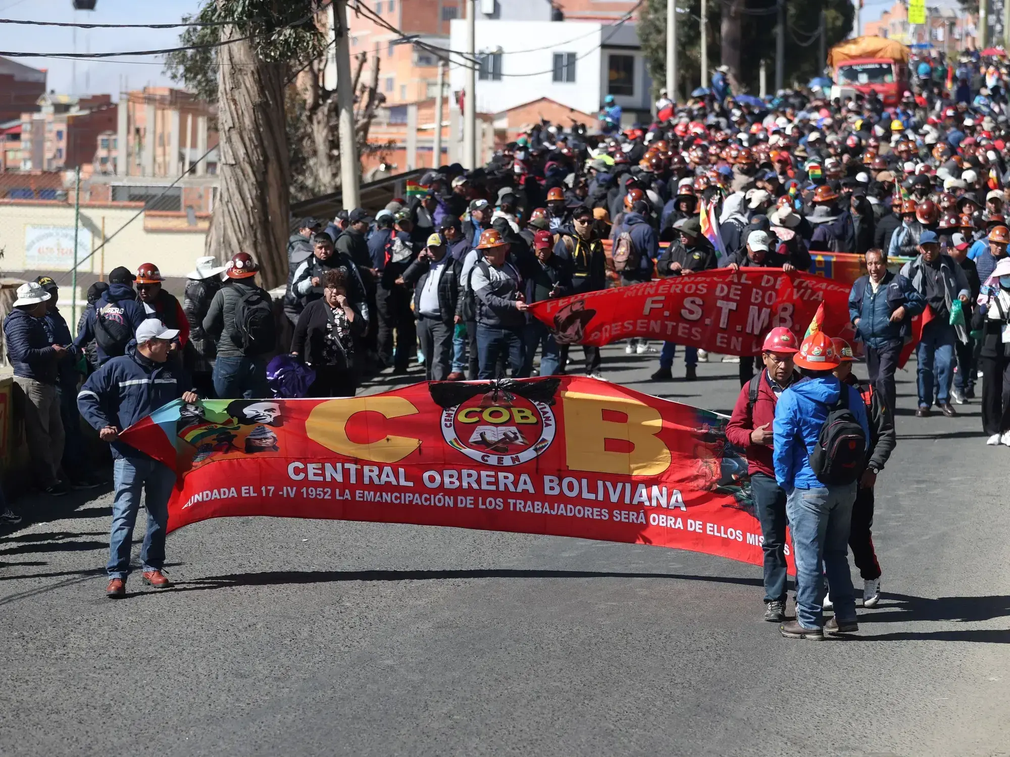 Integrantes de la Central Obrera Boliviana (COB) se manifiestan para exigir la renuncia del presidente de Bolivia, Rodrigo Pa