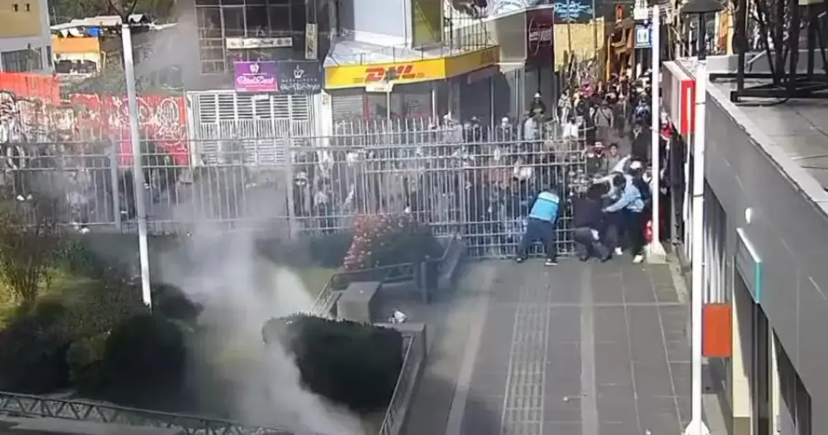 La turba de manifestantes quiso ingresar al teleférico por la fuerza