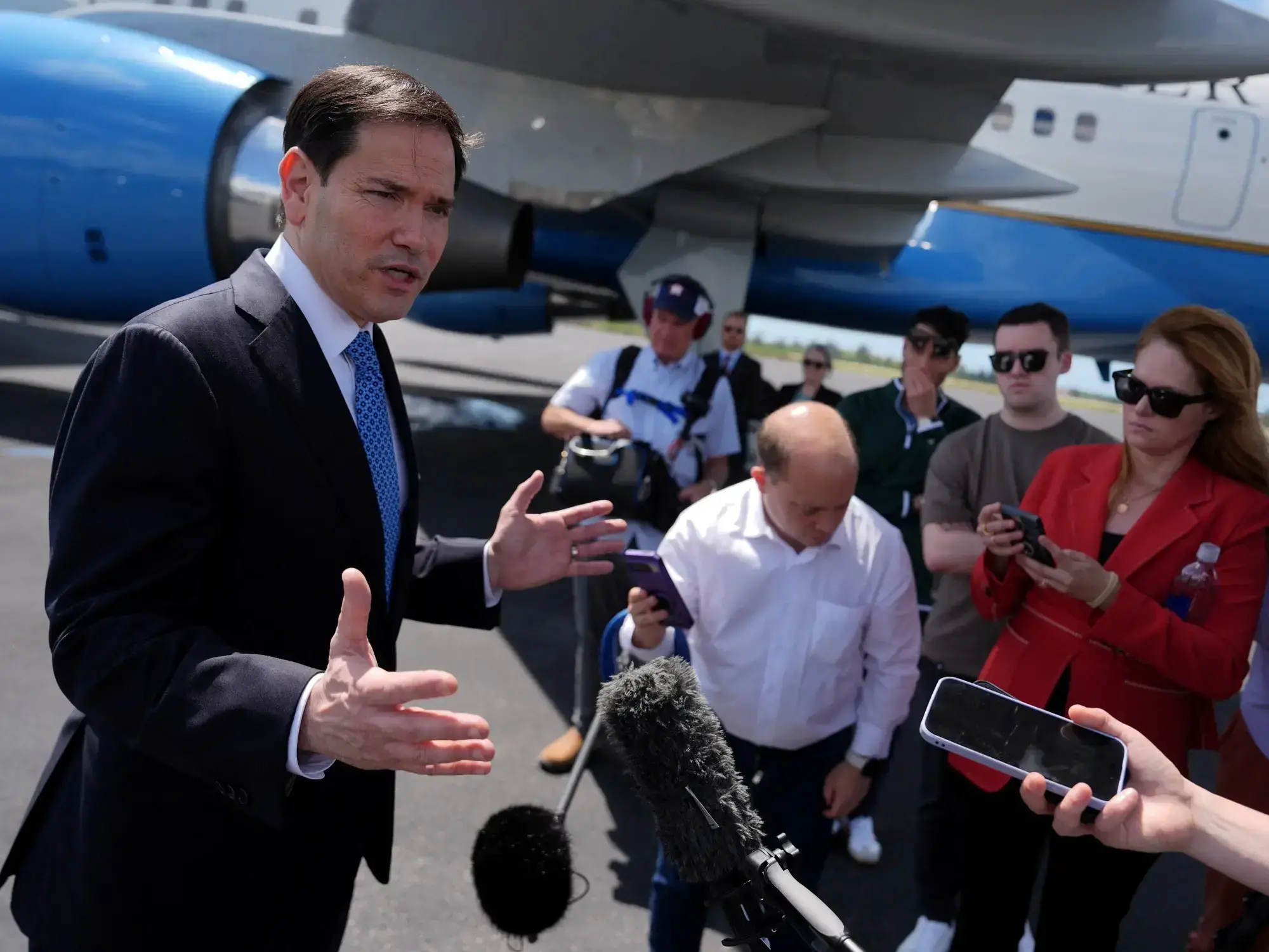 El secretario de Estado Marco Rubio habla con la prensa antes de abordar su avión en la base de la Reserva Aérea de Homestead