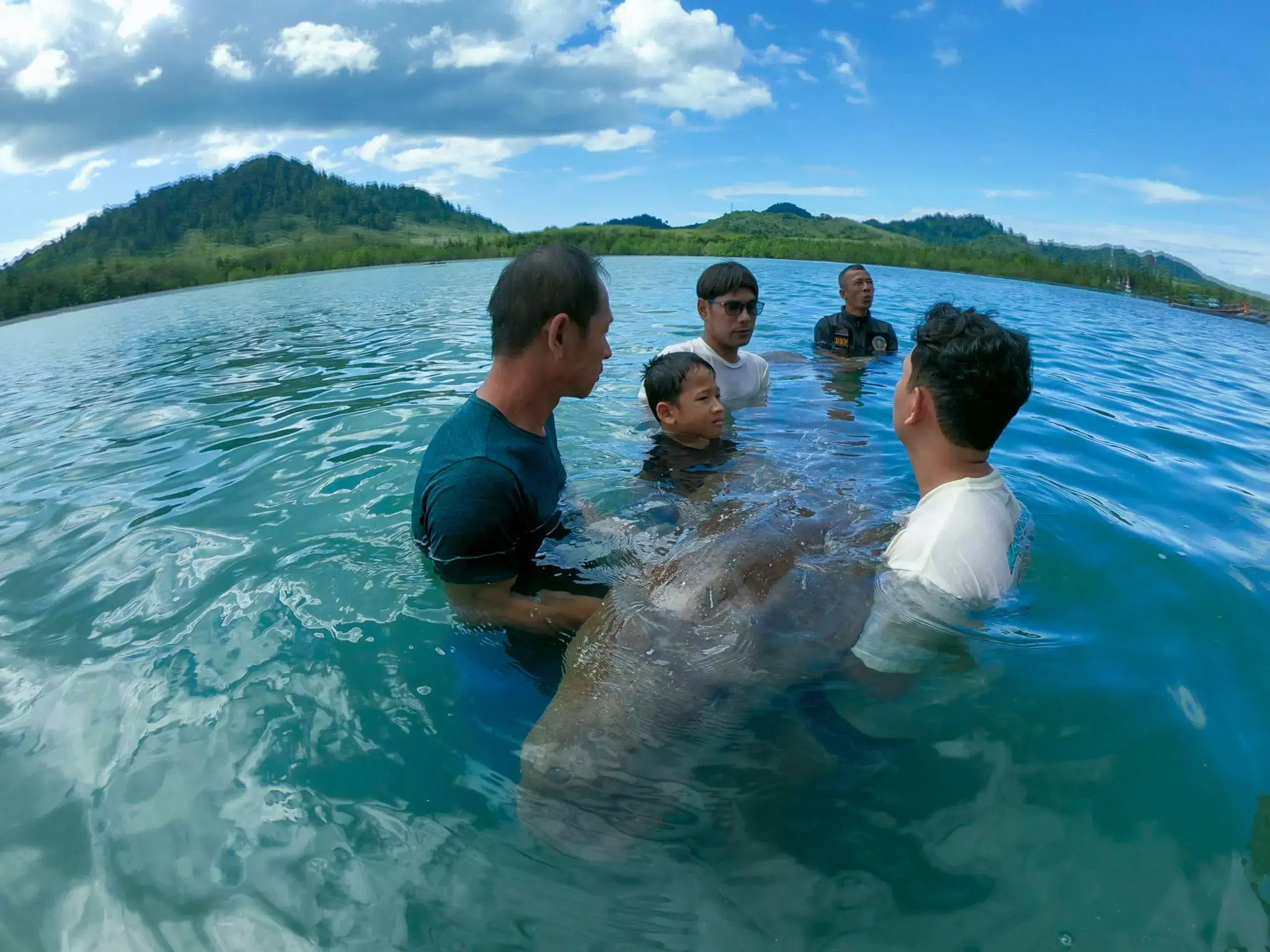 Tipusa Sangsawang, coordinadora de la red Dugong Guardians, usa un dron para monitorear dugongos en Koh Libong.