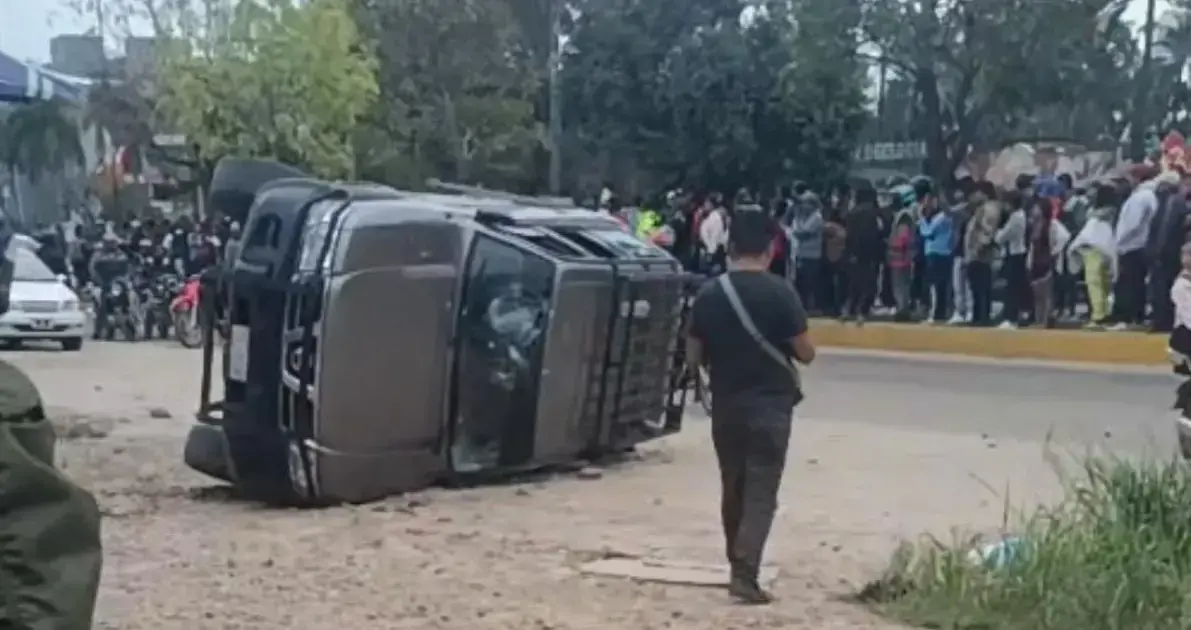 Vehículo incendiado tras el accidente en Yapacaní
