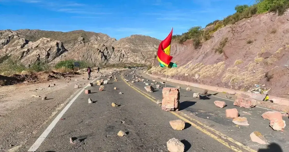 Carretera con piedras en Potosí