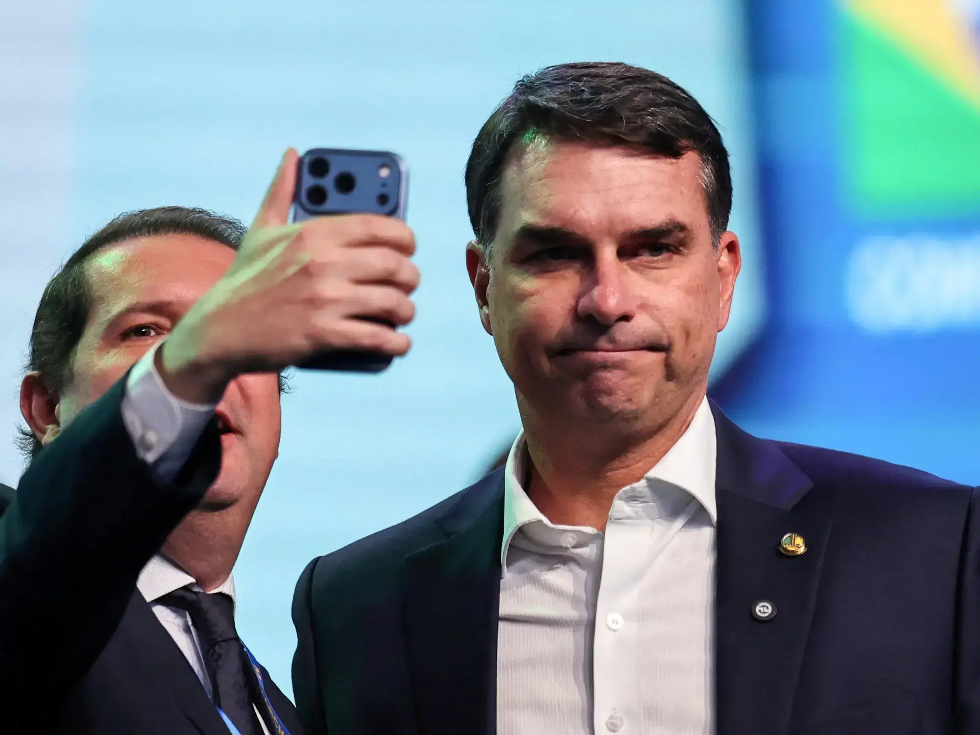 El senador brasileño Flavio Bolsonaro en una reunión con alcaldes tras el escándalo por los mensajes relacionados con su soli