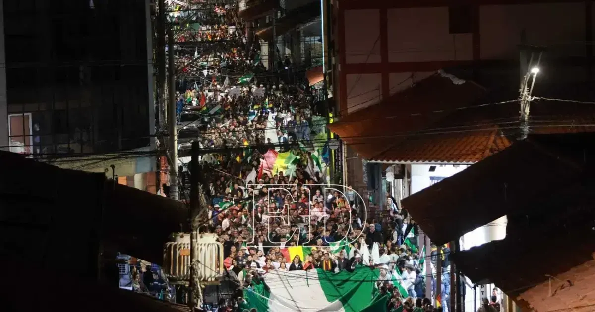 Una gran bandera cruceña encabeza la marcha por la democracia.