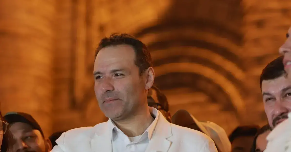 Agustín Zambrana durante su intervención en la concentración al concluir la marcha por la democracia
