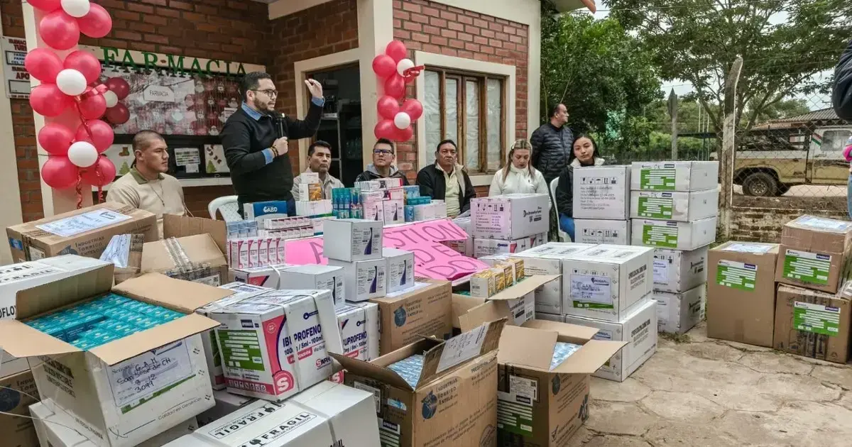 Alcalde de San José de Chiquitos entrega medicamentos