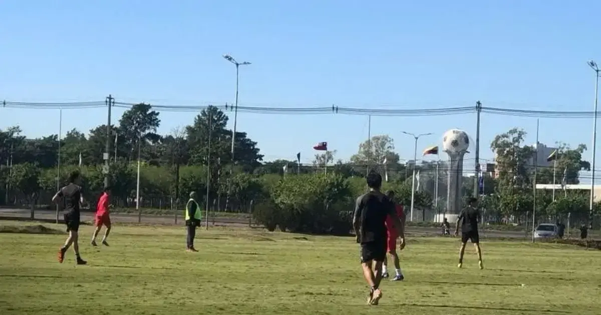El plantel de Sucre trabajó este jueves en un predio de la Conmebol en Luque, Paraguay.