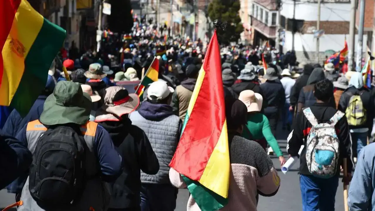 El evismo se suma a la marcha de la COB y campesinos para exigir la renuncia de Paz