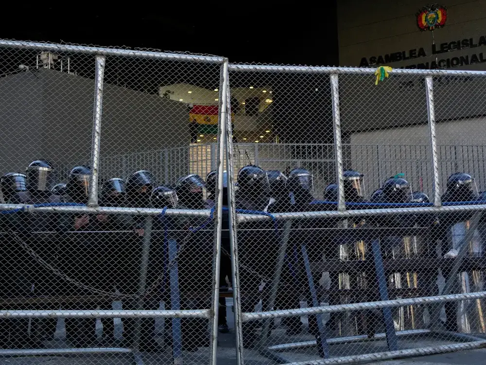 La policía intenta contener una protesta en La Paz.