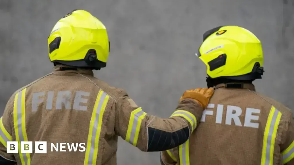 Bomberos atienden el incendio en Donegal Town