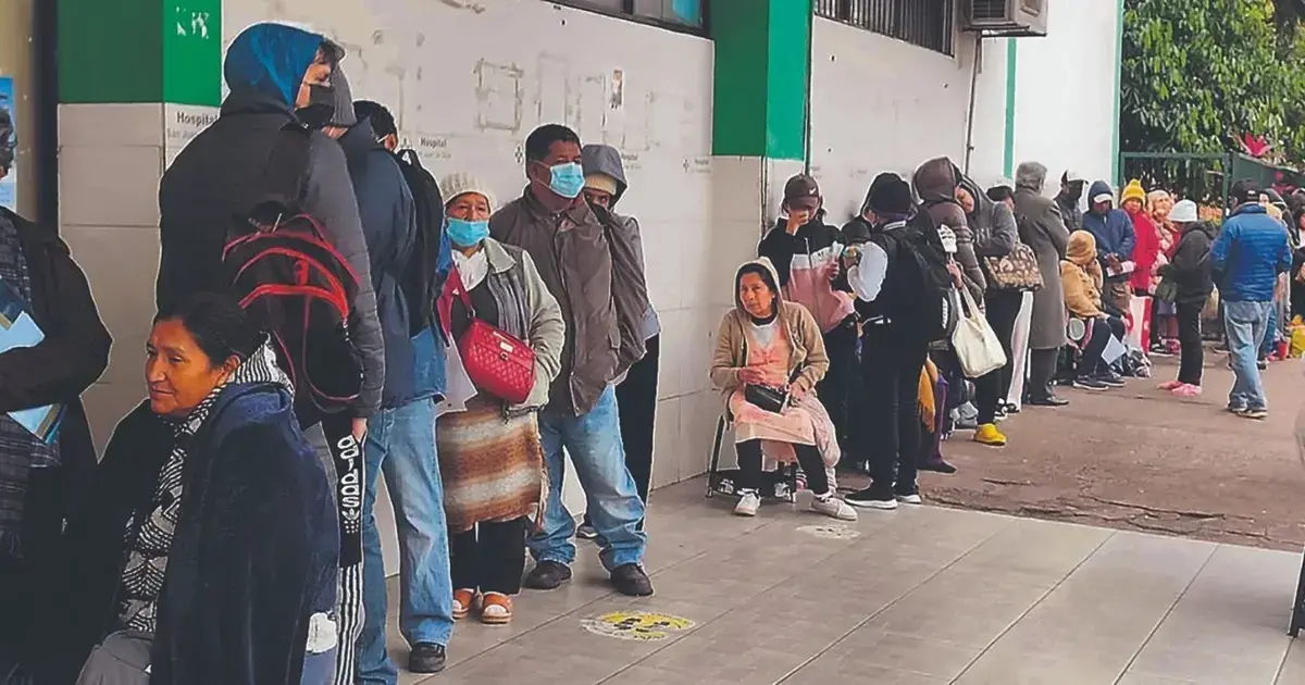 La fila en el San Juan se extendía por una cuadra.