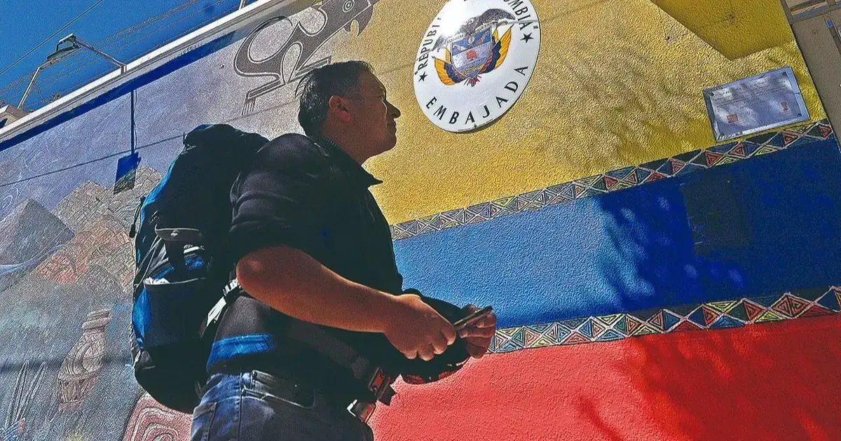 Un ciudadano recurre a los servicios consulares de la embajada de Colombia en La Paz a pesar de la crisis.