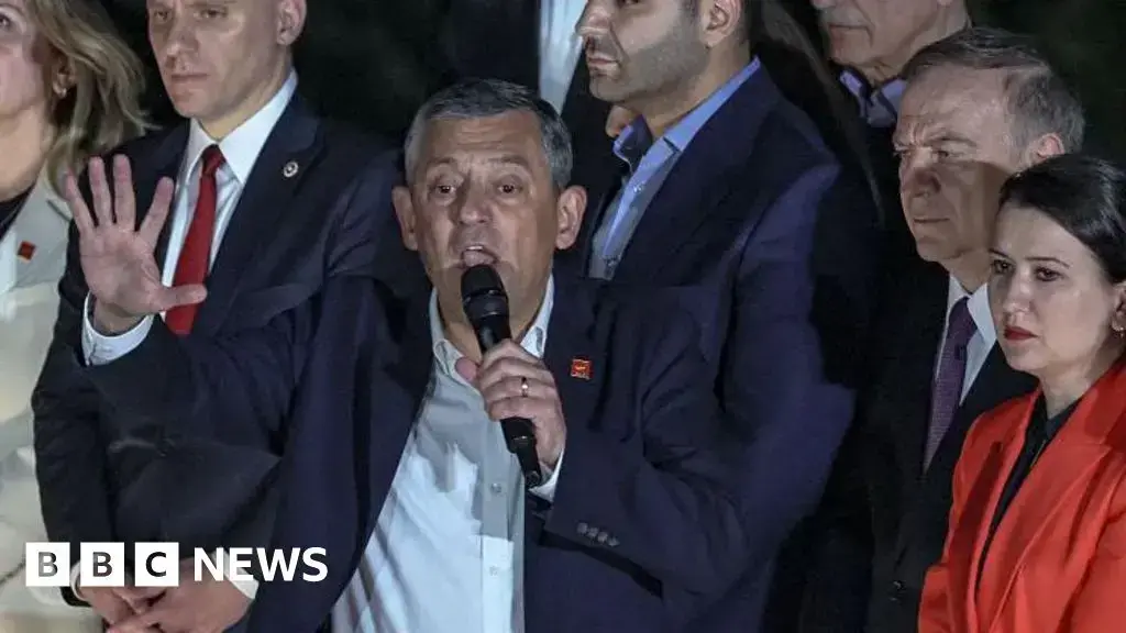 El líder de la oposición Özgür Özel acusó a los líderes de Turquía de un "golpe judicial"