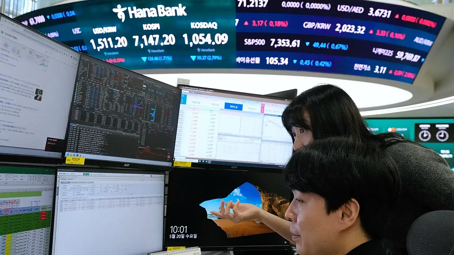 Operadores de divisas observan pantallas en la sala de negociación de divisas de la sede de Hana Bank en Seúl, Corea del Sur,