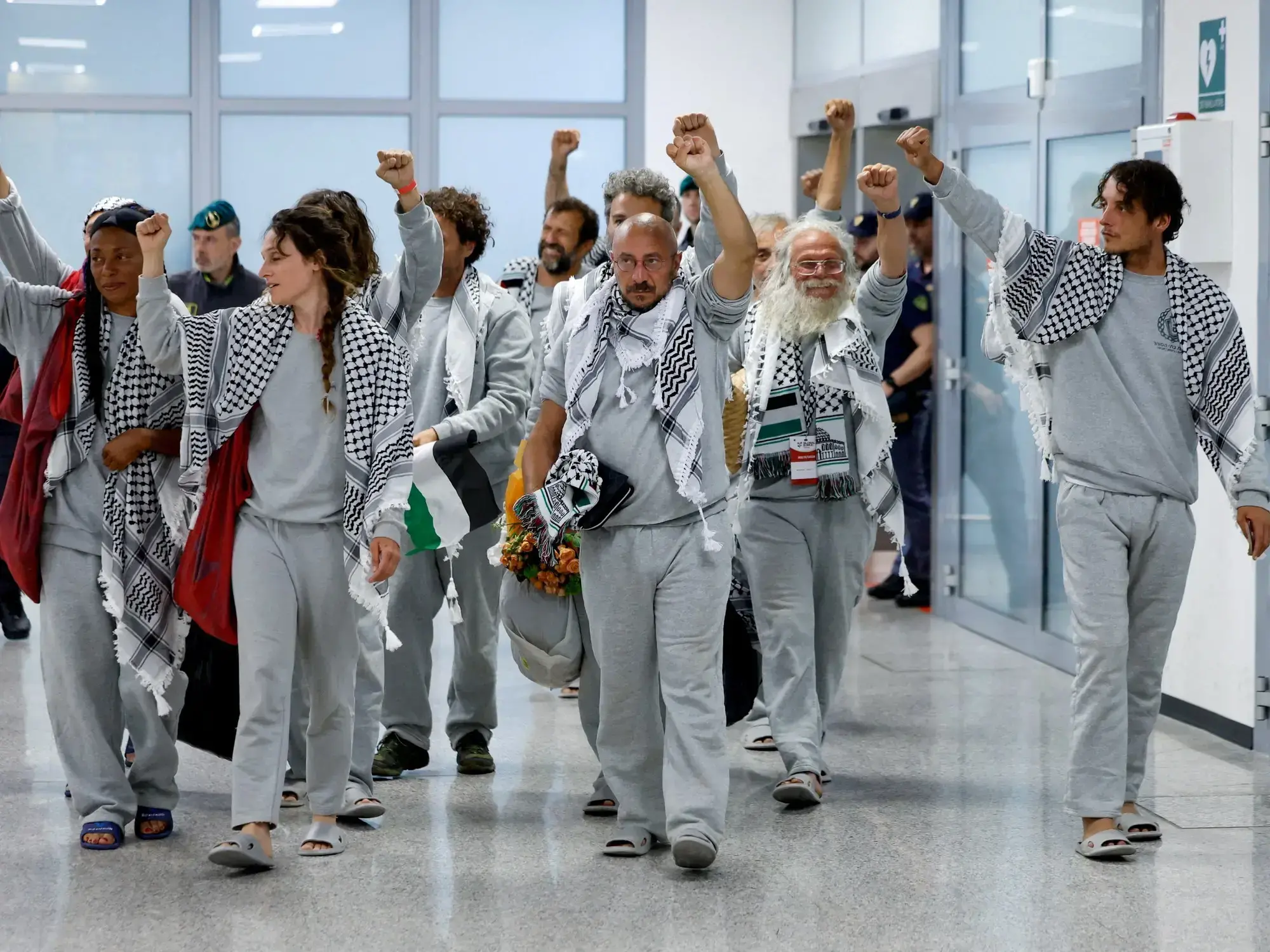 Activistas italianos llegan a su país tras ser deportados por Israel.