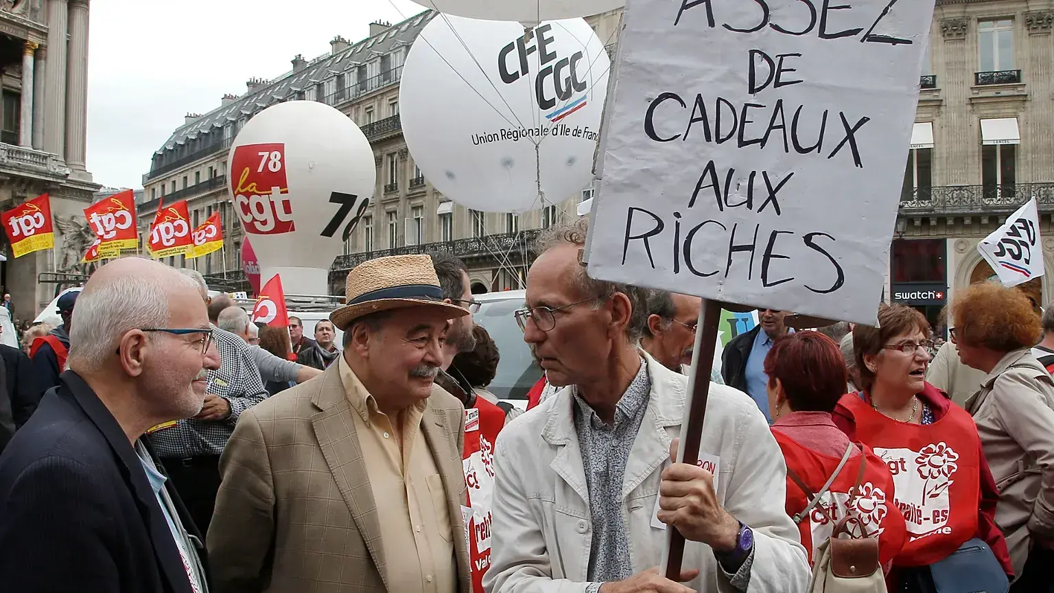 Un jubilado sostiene una pancarta en la que se lee «basta de regalos a los ricos», durante una manifestación en París, Franci