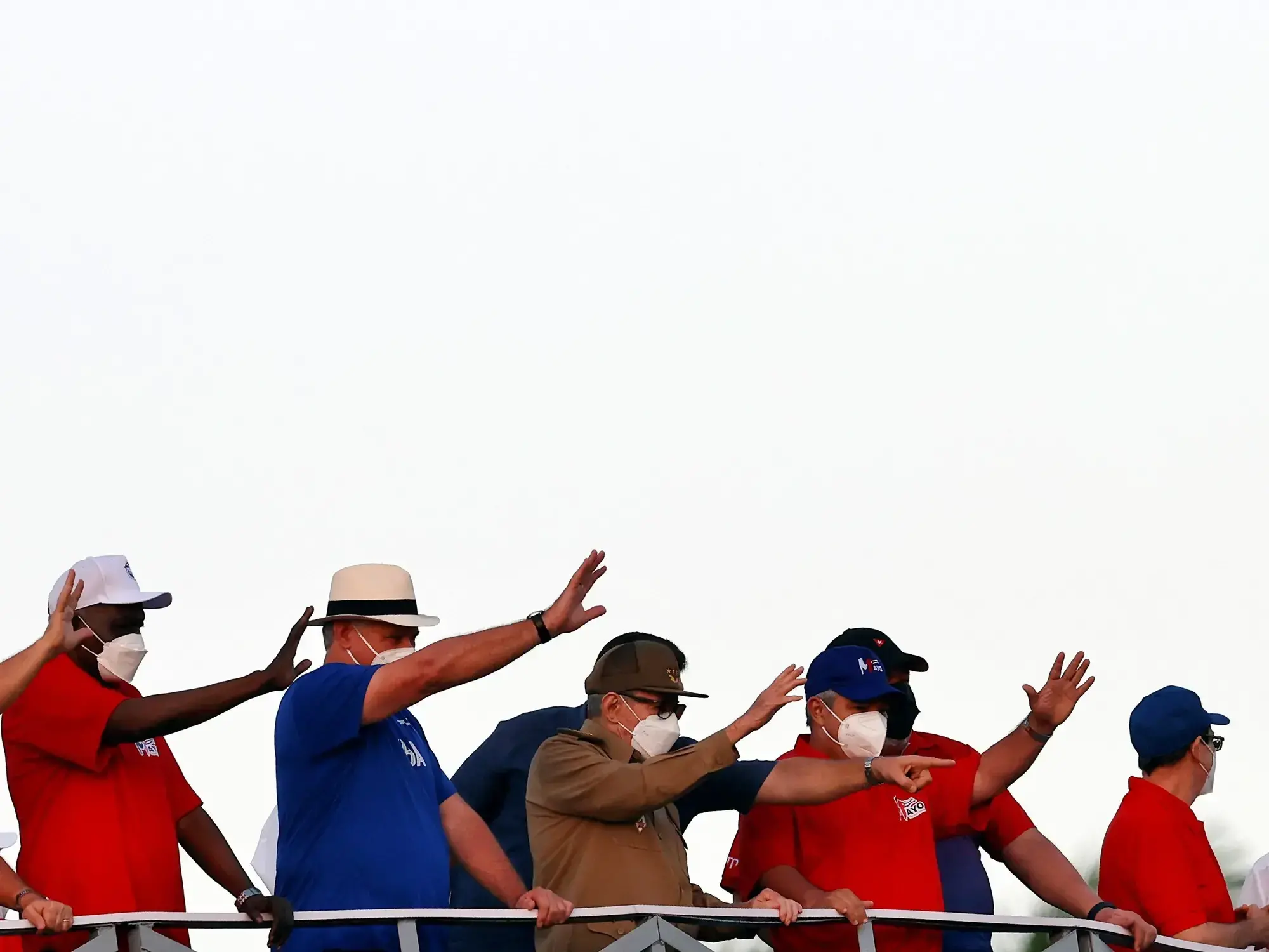 El presidente cubano, Miguel Díaz-Canel, y el expresidente Raúl Castro participan en el desfile del 1 de mayo en La Habana.