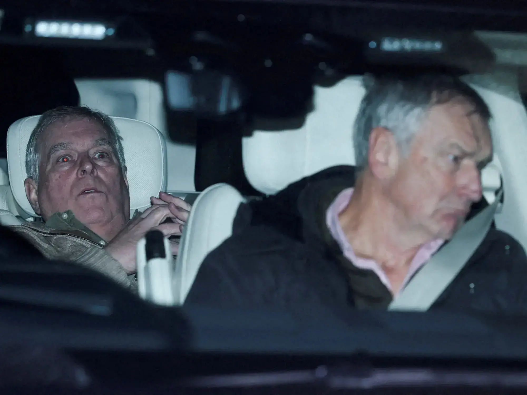 Andrew Mountbatten Windsor abandona la comisaría tras ser detenido en febrero.