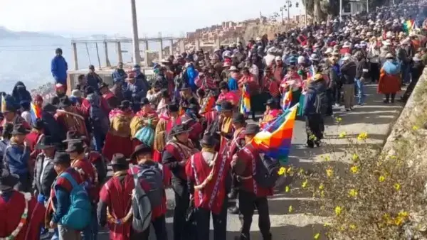La protesta reúne a representantes de organizaciones sociales que piden la renuncia del presidente.
