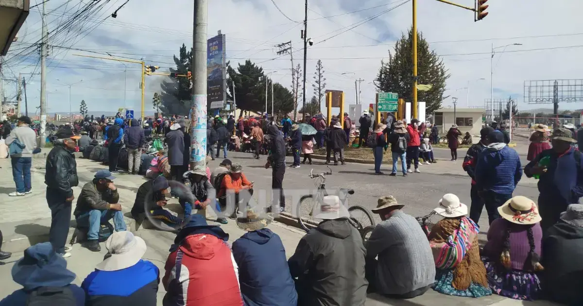 Protesta instalada este viernes en el ingreso al aeropuerto de El Alto