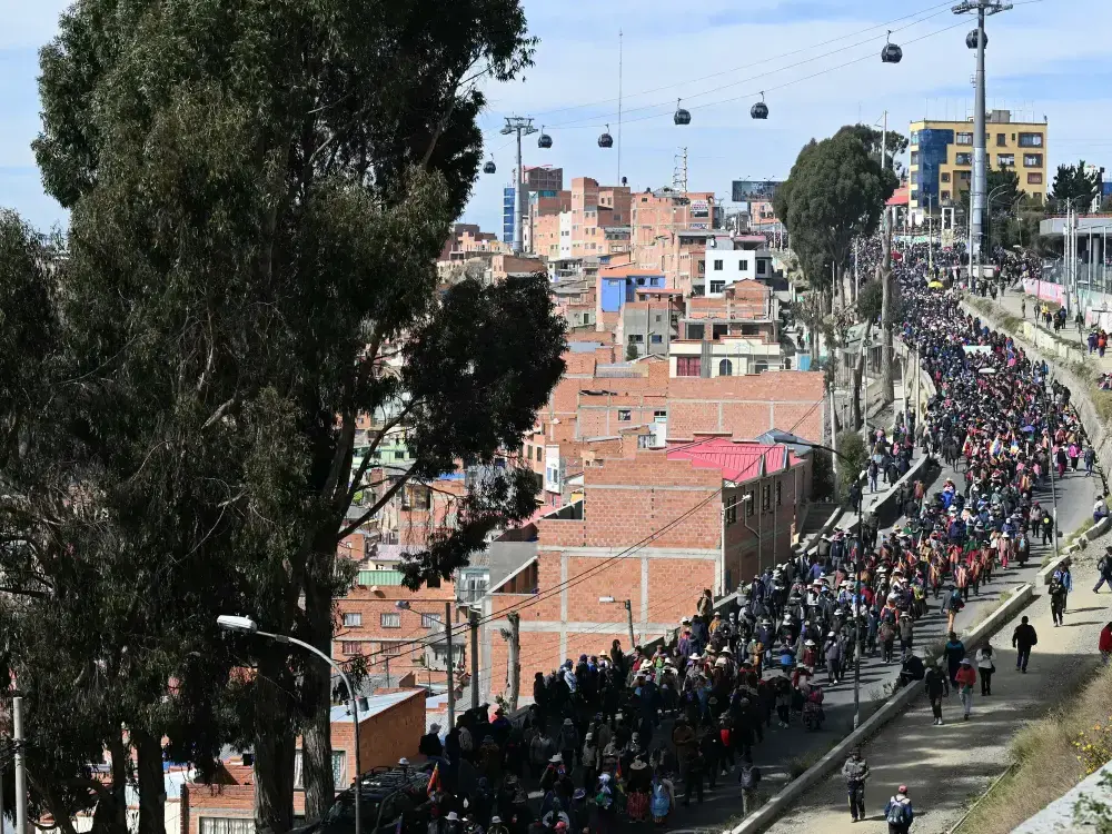 Marcha de trabajadores y militantes afines a Evo Morales contra el presidente de Bolivia, Rodrigo Paz.