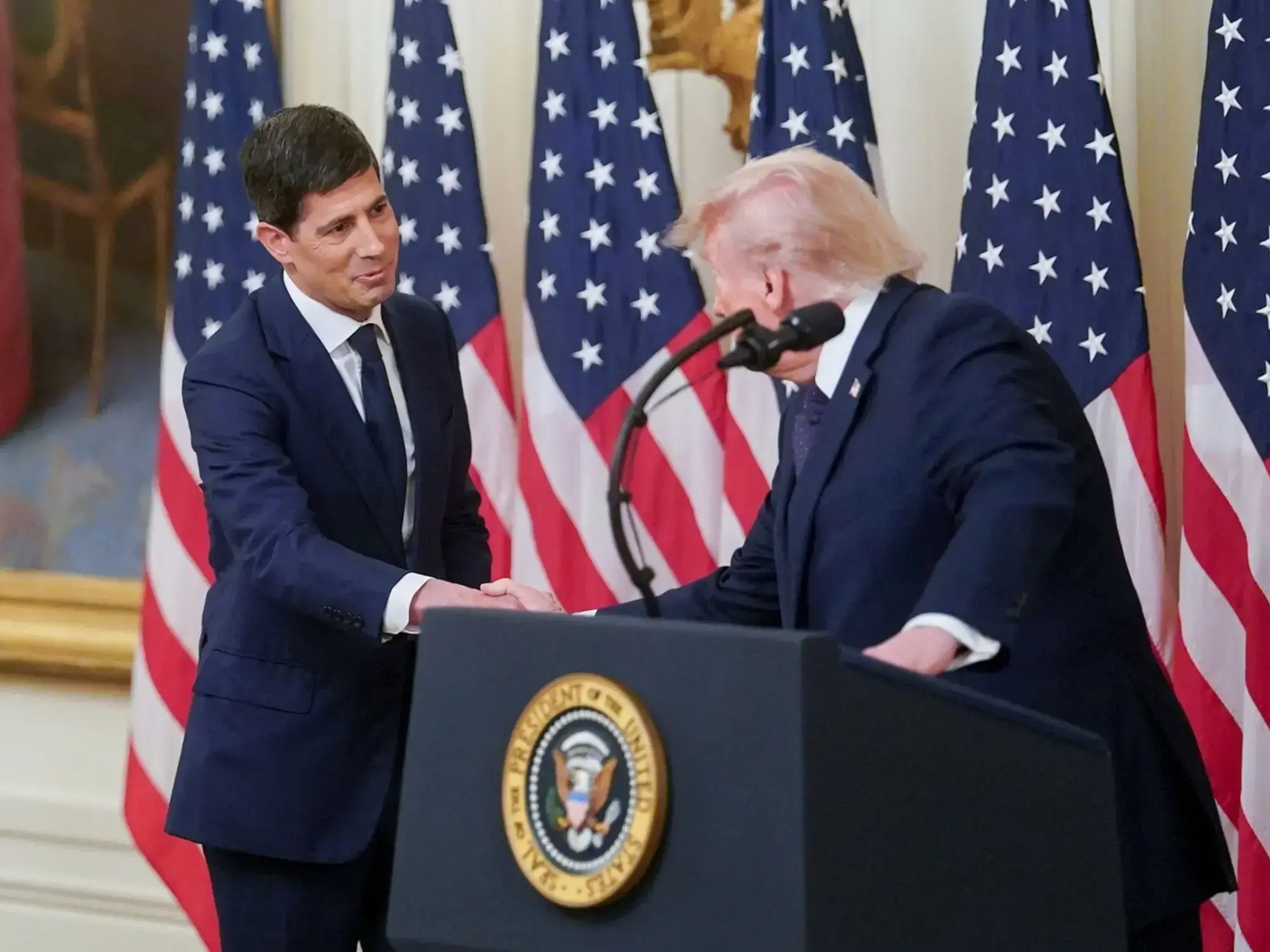Trump saluda a Kevin Warsh en la Casa Blanca.