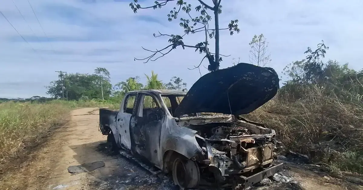 Uno de los vehículos quemados por pobladores tras las protestas por el accidente fatal