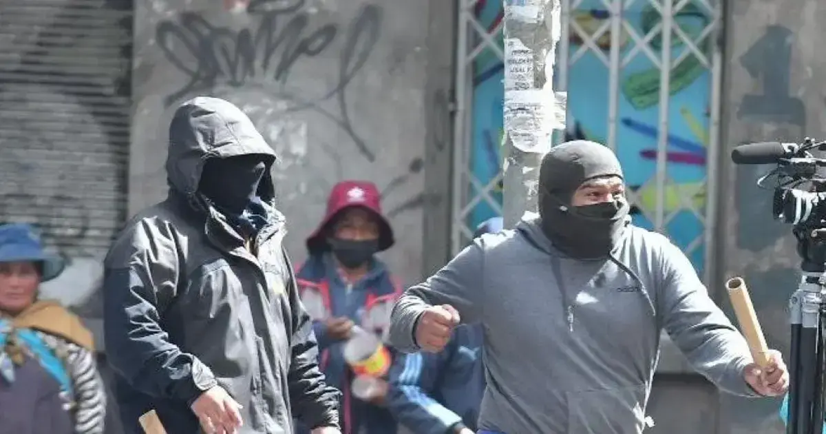 Imagen referencial de personas en una protesta en el centro de La Paz