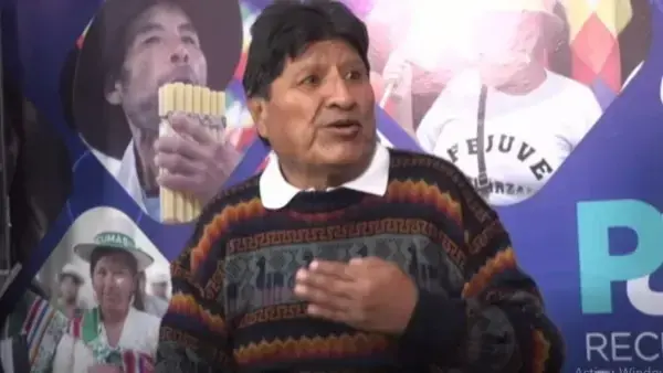Evo Morales en su tradicional programa de radio.