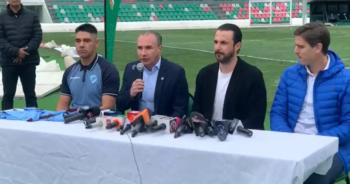 Dirigentes de Bolívar y de la Gobernación cruceña dieron una conferencia de prensa en el Tahuichi.