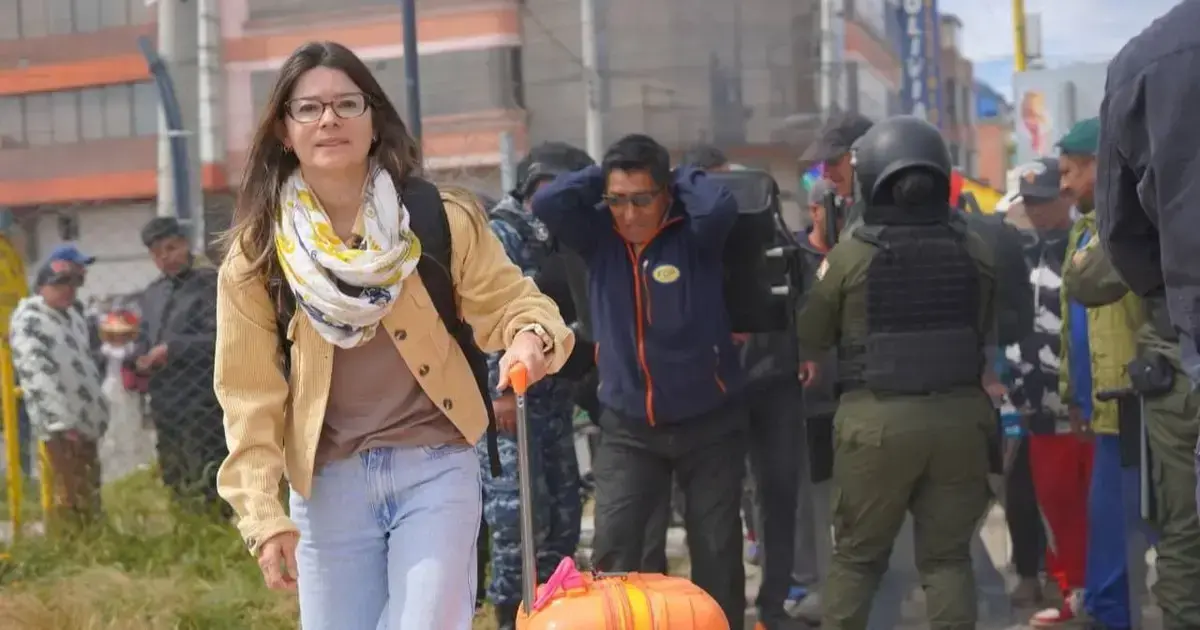 Pasajeros pasaron malos momentos en el ingreso al aeropuerto.
