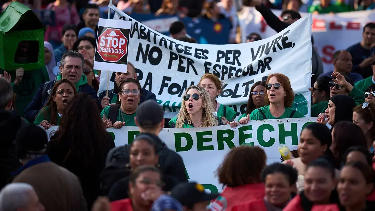 Varias personas se congregan durante una manifestación para protestar por los altos precios de la vivienda en Barcelona, Espa