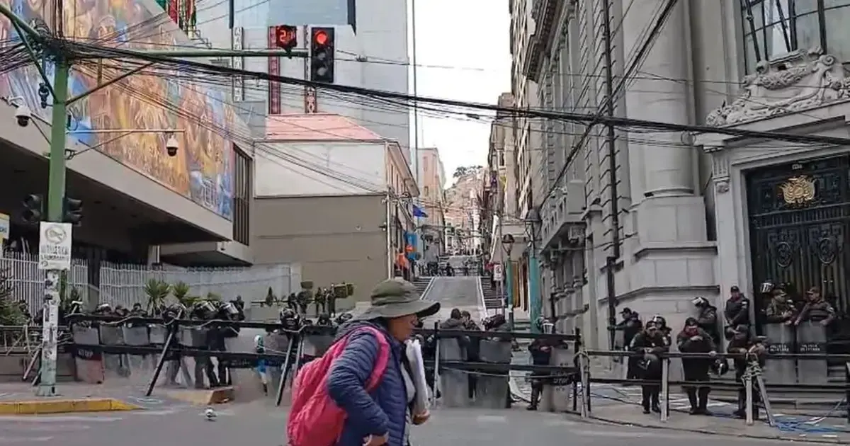 Personas vuelven a transitar el centro