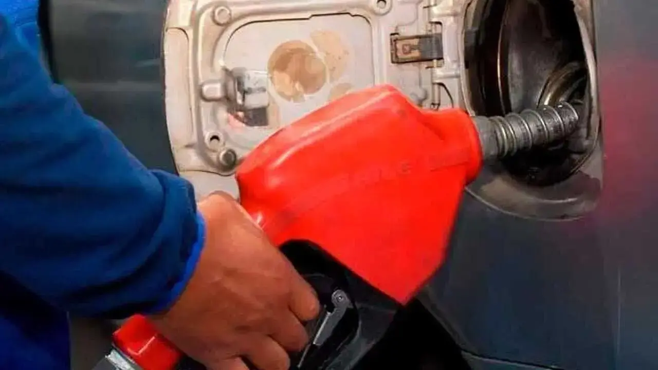 Imagen referencial de carga de combustible a un vehículo.