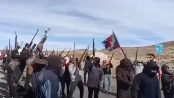 Captura de video de un grupo de campesinos armados.
