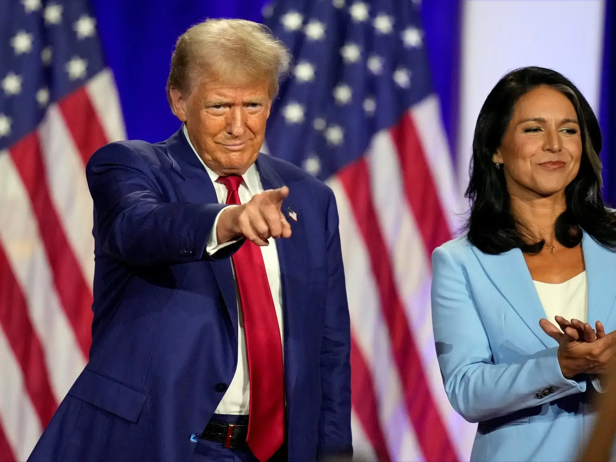 El presidente Donald Trump y Tulsi Gabbard.