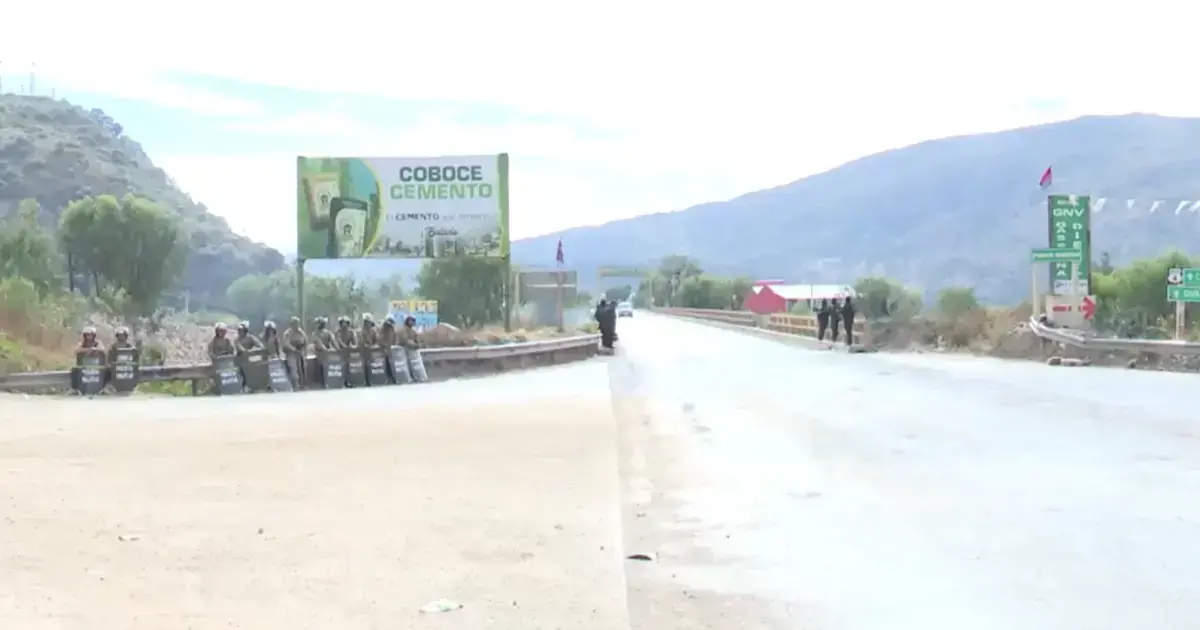 Militares y policías resguardan en los alrededores de la carretera