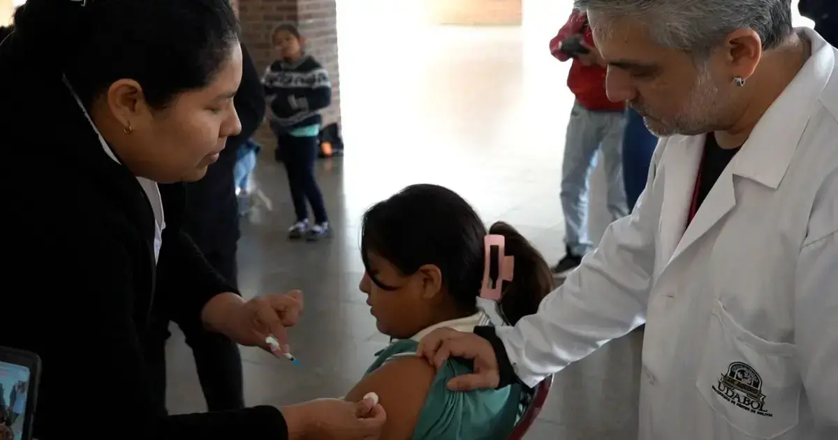 Autoridades de salud inmunizan contra la influenza en Santa Cruz